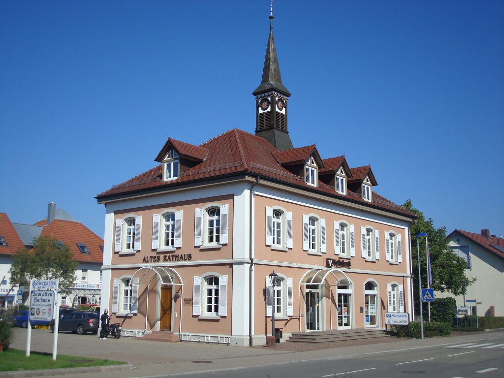 Rust in der Ortenau,
das alte Rathaus, 1844-45 erbaut, 1892 wurde der Uhr-und Glockenturm aufgesetzt, der bereits 762 urkundlich erwähnte Ort ist heute staatlich anerkannter Erholungsort und weithin bekannt durch den Europapark,
Sept.2010