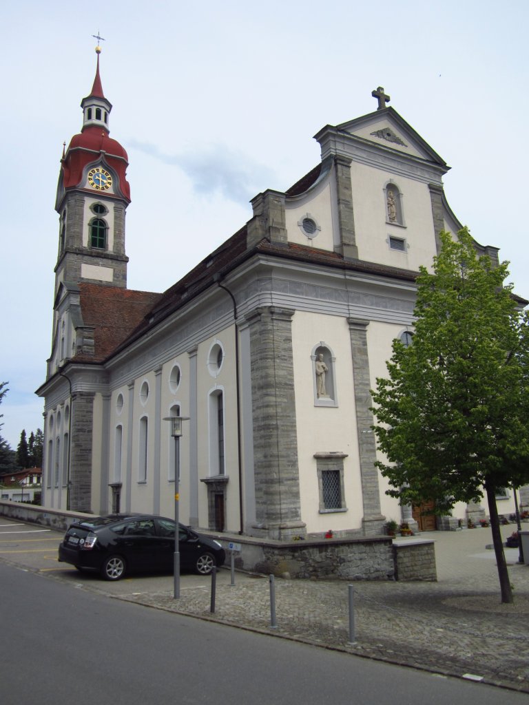Ruswil, St. Mauritius Kirche, erbaut von 1781 bis 1783 von den Vorarlbergern 
Nikolaus und Jakob Purtschert, Sptbarock (24.06.2012)