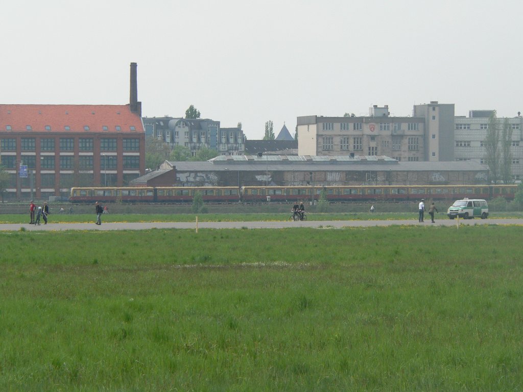 S-Bahn, Polizei und Besucher des neuen Parks Tempelhof. Duie Anfahrt mit ffentlichen Verkehrsmitteln wurde empfohlen - aussteigen konnte man beispielsweise am S- und U-Bahnhof Tempelhof, am U-Bahnhof Platz der Luftbrcke oder am U-Bahnhof Boddinstrae (von dort weiter zur Herrfurthstrae). 9.5.2010