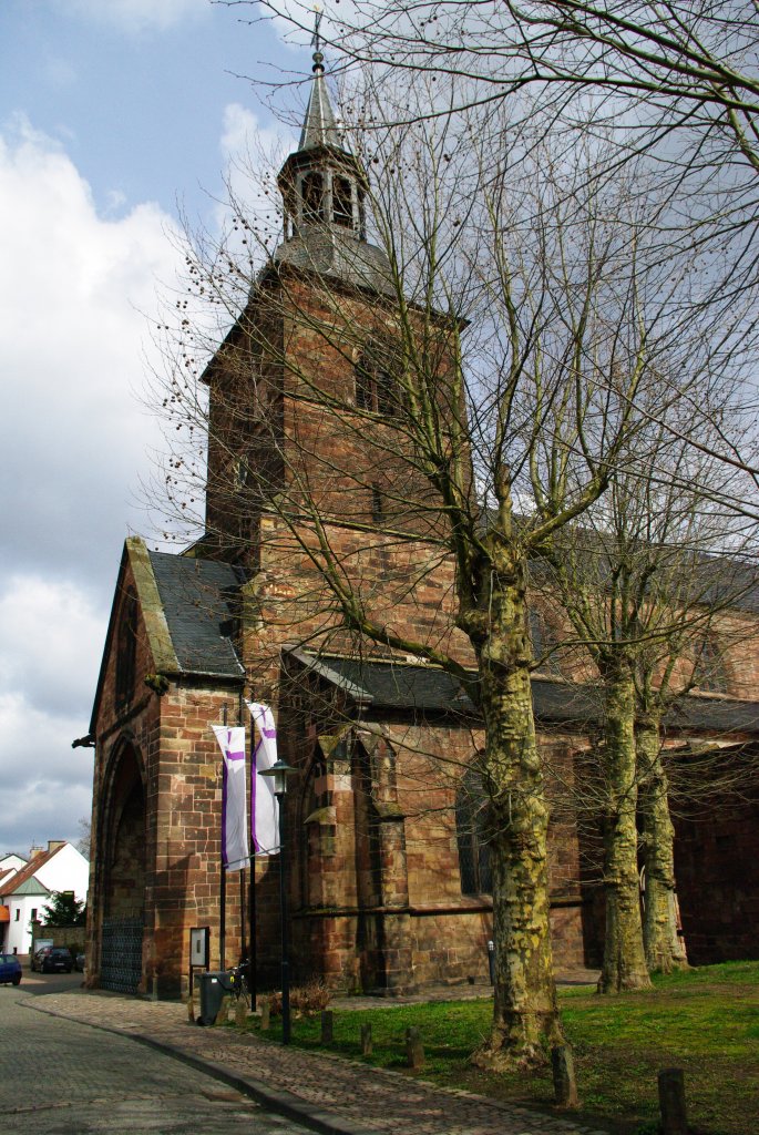 Saarbrcken, Stiftskirche St. Arnual, erbaut im 13. Jahrhundert mit Grabmal fr 
Graf Johann III. von 1472 (05.04.2010)