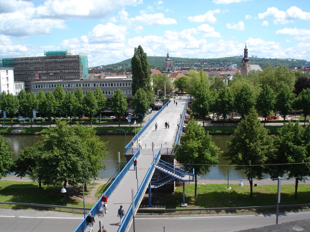 Saarbrcken,
Blick vom Schlo auf die Saar,
die Fugngerbrcke und die Stadt