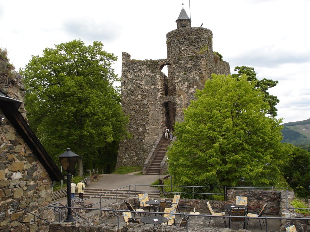 Saarburg, Burgruine,
die Burg wurde bereits 964 erwhnt,
Mai 2005