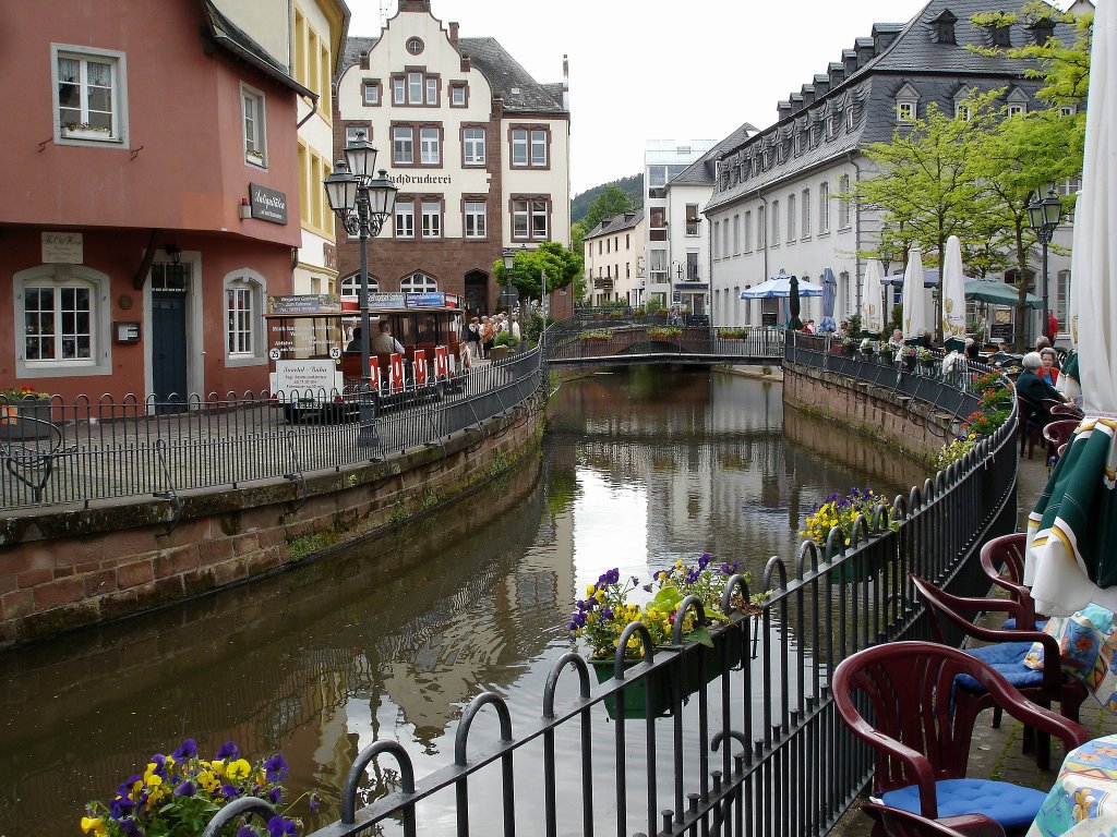 Saarburg, der Leukbach fliet mitten durch die Stadt und schafft eine schne Atmosphre, Mai 2005