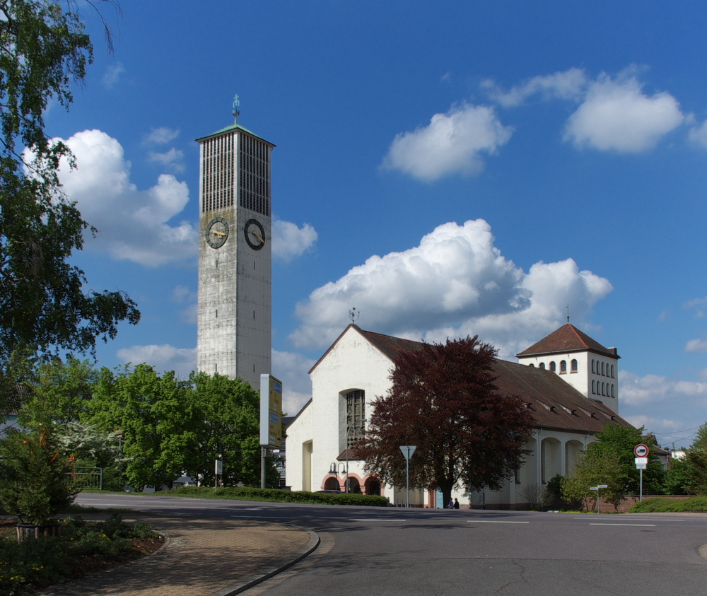 Saarlouis - Fraulautern - 

1936 wurde Fraulautern nach Saarlouis eingemeindet.

Die katholische Pfarrkirche Hl. Dreifaltigkeit mit ihrem markanten Turm prgt das Ortsbild.

Am 01. Dezember 1944 zerstren Luftangriffe auf Fraulautern die Pfarrkirche „Hl. Dreifaltigkeit“.

Am 09. Oktober 1949 war Grundsteinlegung zum Bau einer neuen Pfarrkirche auf den Fundamenten der im Krieg zerstrten Pfarrkirche von 1895.

03.05.2012