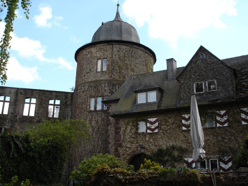 Sababurg oder Dornrschenschlo, im Reinhartswald unweit von Hofgeismar,
vermutlich um 1300,
Burgruine mit Hotelbetrieb,
Mai 2005 