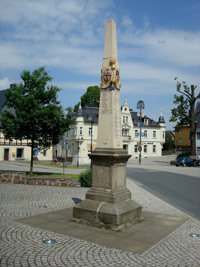 Schsische Postmeilensule auf dem Marktplatz in Brenstein,
schn restauriertes Zeugnis einer lngst vergangenen Verkehrsepoche,
Juni 2010