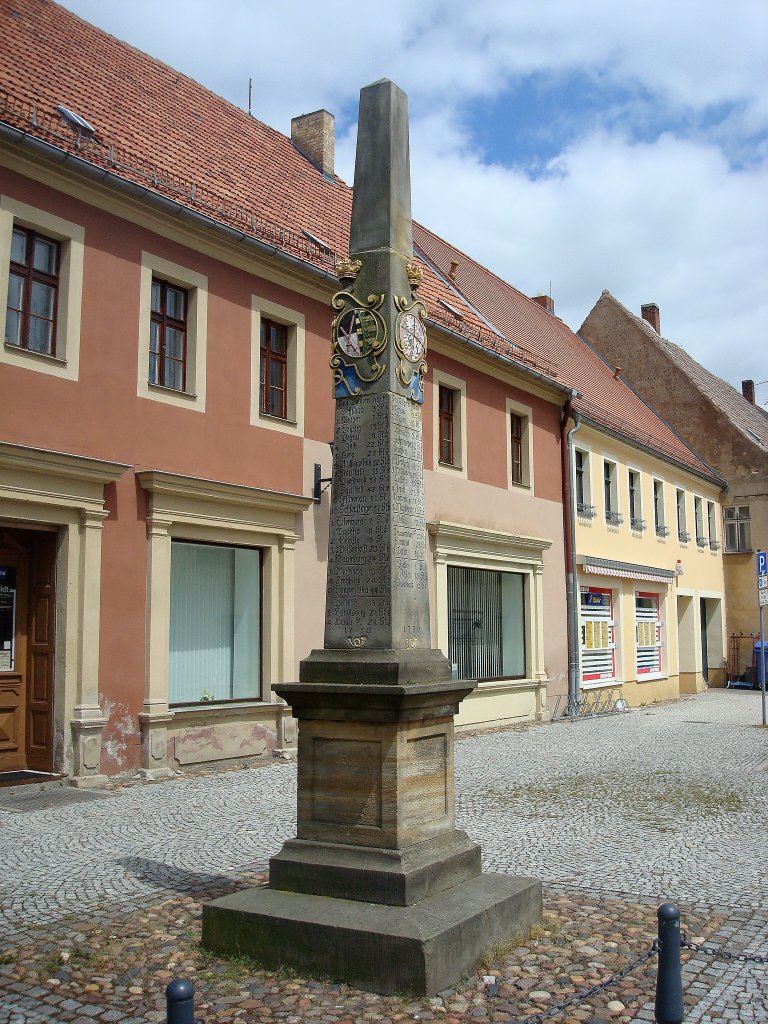 Schsische Postmeilensule auf dem Marktplatz von Belgern,
die Entfernungsangaben wurden nach dem Tempo von Postkutschen in Stunden angegeben,kleinste Einheit war 1/8 Stunde,
Juni 2010