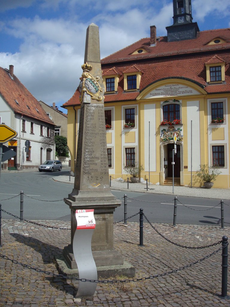 Schsische Postmeilensule auf dem Marktplatz von Strehla,
wurden zur Zeit von  August dem Starken  landesweit aufgestellt,
ca.200 sind bis heute erhalten geblieben,
Juni 2010