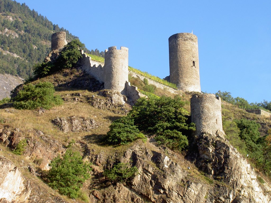 Saillon, Tour Bayart und die berreste einer savoyischen Burganlage aus dem 
13. Jahrhundert, Kanton Wallis (14.09.2010)