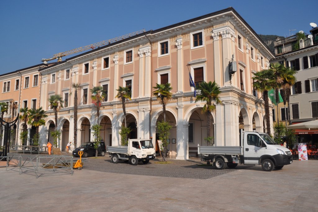 SAL (Provincia di Brescia), 30.09.2011, Piazza Vittoria mit dem Palazzo Municipale
