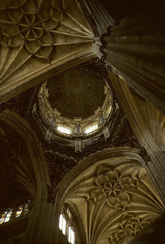 Salamanca, Catedral Nueva de la Asunción de la Virgen. Vierung mit Rokoko-Kuppel, umgeben von den 200 Jahre älteren spätgotischen Netzgewölben. Bau von 1513-1733. Aufnahme von Juli 1992, HQ-Scan ab Dia.