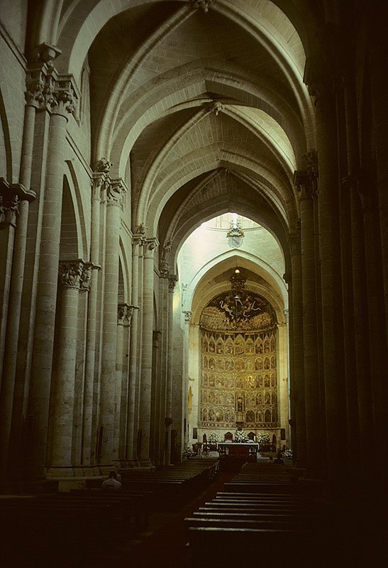 Salamanca, Catedral Vieja de Santa Mara. Romanisch/gotischer Bau, ab 1140. Mittelschiff nach Osten, mit Altarretabel im Hintergrund. Aufnahme von Juli 1992, HQ-Scan ab Dia.