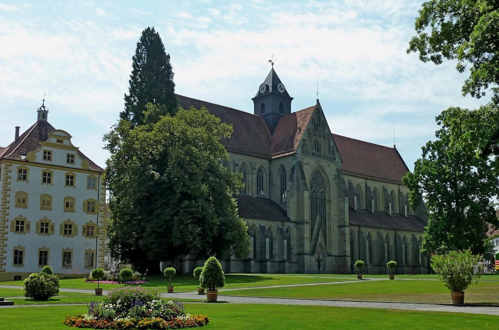 Salem, die ehemalige Klosterkirche ist nach dem Ulmer- und Freiburger Mnster  die drittgrte gotische Kirche in Baden-Wrttemberg, die dreischiffige Basilika wurde von 1285-1414 erbaut, Blick auf die Nordfassade, Aug.2012