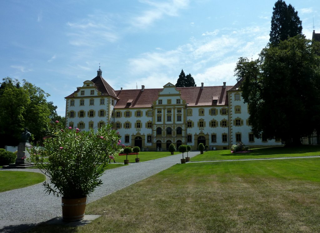 Salem, das ehemalige Zisterzienserkloster wurde 1137-38 gegrndet, die Reichsabtei wurde 1804 skularisiert, seither Schlo Salem, Aug.2012