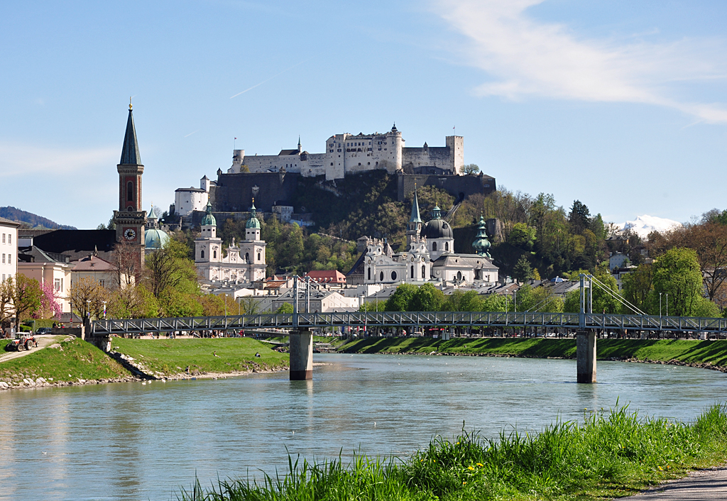 Salzburg - Ansicht von Norden auf die Festung ber der Altstadt und links der Salzach die evang. Christuskirche - 25.04.2012