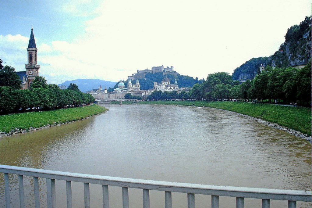 Salzburg, Blick ber die Salzach zur Stadt und Festung Hohensalzburg, Scan vom Dia, Aug.1986