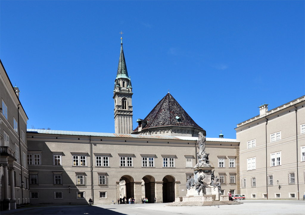 Salzburg - Domplatz und Franziskanerkirche 25.04.2012