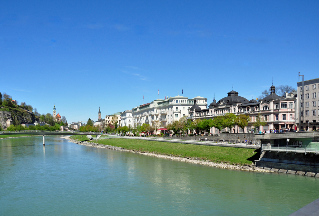 Salzburg - Giselakai mit evang. Kirche (rechts) und Pfarrkirche Mlln (links im Hintergrund) - 25.04.2012