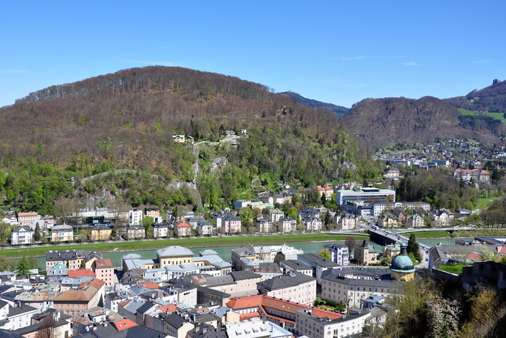 Salzburg - Mozartsteg und Giselakai von der Festung aufgenommen - 25.04.2012