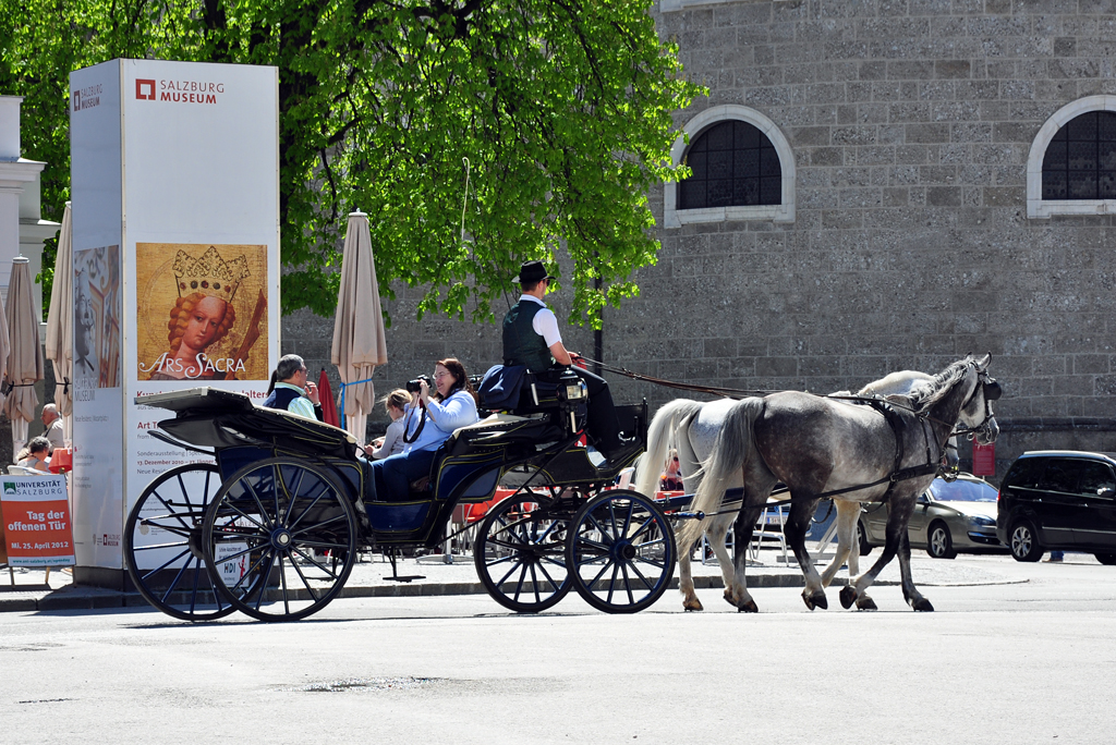 Salzburger Fiaker trottet mit Touristen durch die Altstadt - 25.04.2012