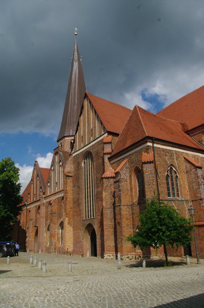 Salzwedel, St. Marien Kirche, fnfschiffige Backsteinbasilika, erbaut ab 1233, 
umgebaut im gotischen Stil im 14. Jahrhundert (10.07.2012)