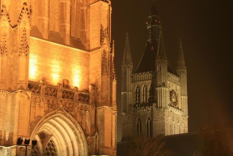 Sankt-Martins-Kathedrale mit dem Belfried der Tuchhalle im Hintergrund. Ieper, 07.12.2010