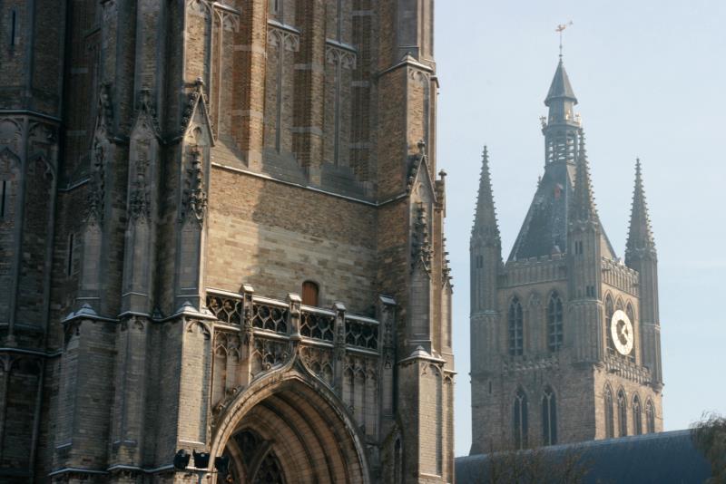 Sankt-Martins-Kathedrale mit dem Belfried der Tuchhalle im Hintergrund. Ieper, 03.12.2010