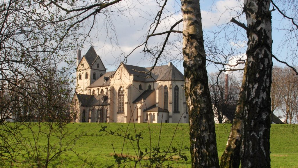 Sankt Mathias in Hohenbudberg am 19.03.2012 ber den Rheindeich aufgenommen.