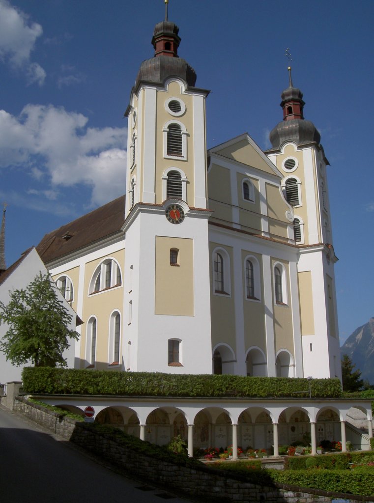 Sarnen, St. Peter Kirche, erbaut 1739 bis 1742, Baumeister Franz Singer, Kanton 
Obwalden (01.08.2010) 