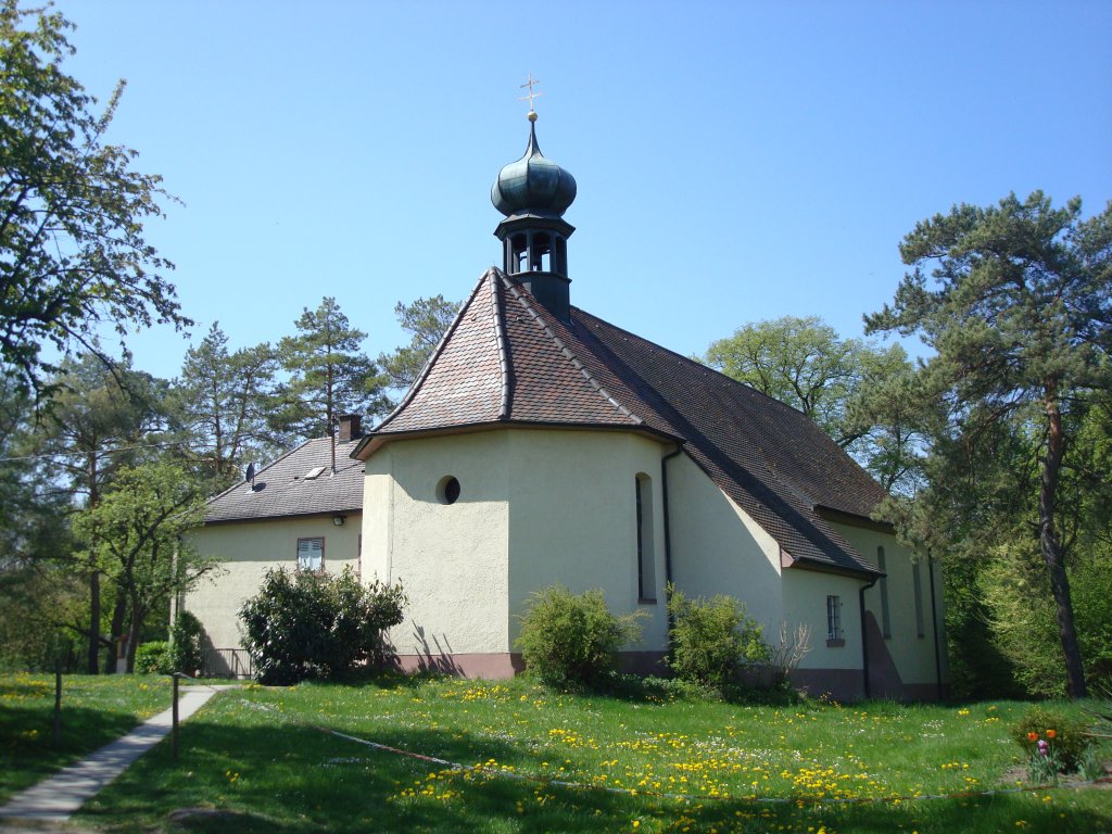 Sasbach am Kaiserstuhl,
mitten in den Weinbergen steht die Litzelbergkapelle
mit angebautem und bewohntem Mesnerhaus,
die Wallfahrtskapelle wurde 1667 erbaut,
der Kreuzweg stammt aus dem 19.jahrhundert,
April 2010