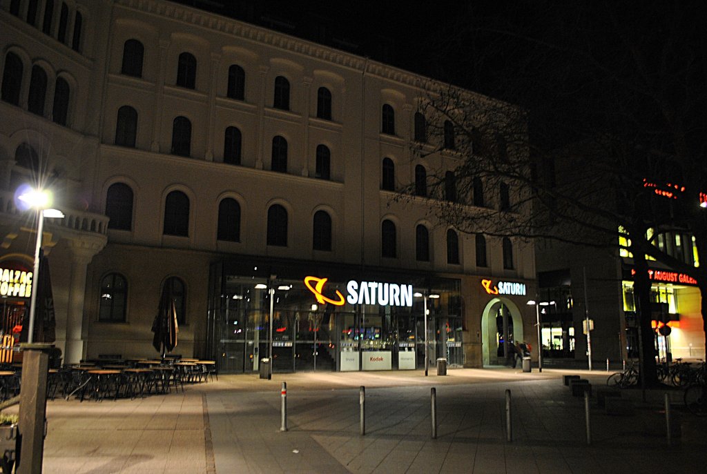 Saturn in Hannover, bei Nacht am 08.03.2011.