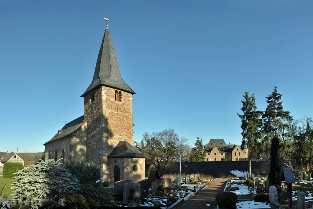 Satzvey (Kreis-Euskirchen) mit St. Pantaleon-Kirche und der Burg Satzvey im Hintergrund - 047.03.2013