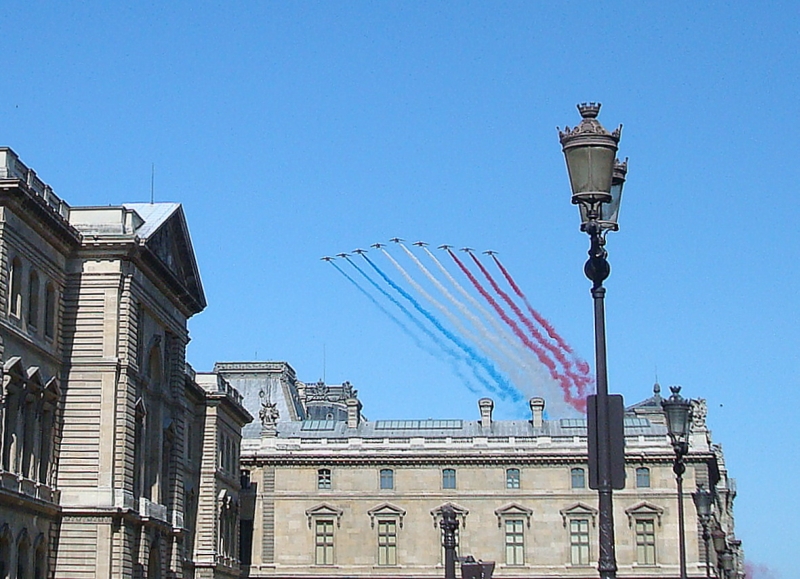 Schaufliegen ber dem Pariser Louvre - in den Farben der  Tricolore . Franzsischer Nationalfeiertag, 14.7.2009