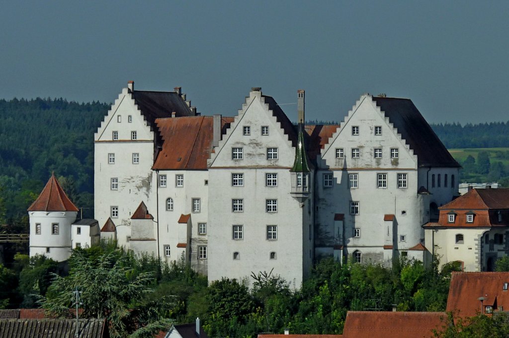 Scheer an der Donau, das sptgotische Schlo hoch ber der Altstadt, wurde 1485-96 auf einer ehemaligen Burganlage aufgebaut, seit 1967 im Privatbesitz, Aug.2012