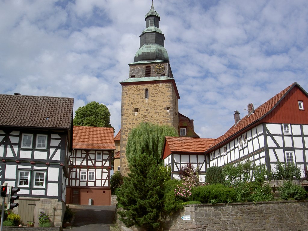 Schenklengsfeld, St. Mauritius Kirche, Turm erbaut im 12. Jahrhundert, Langschiff 
erbaut von 1736 bis 1740 (15.06.2012)