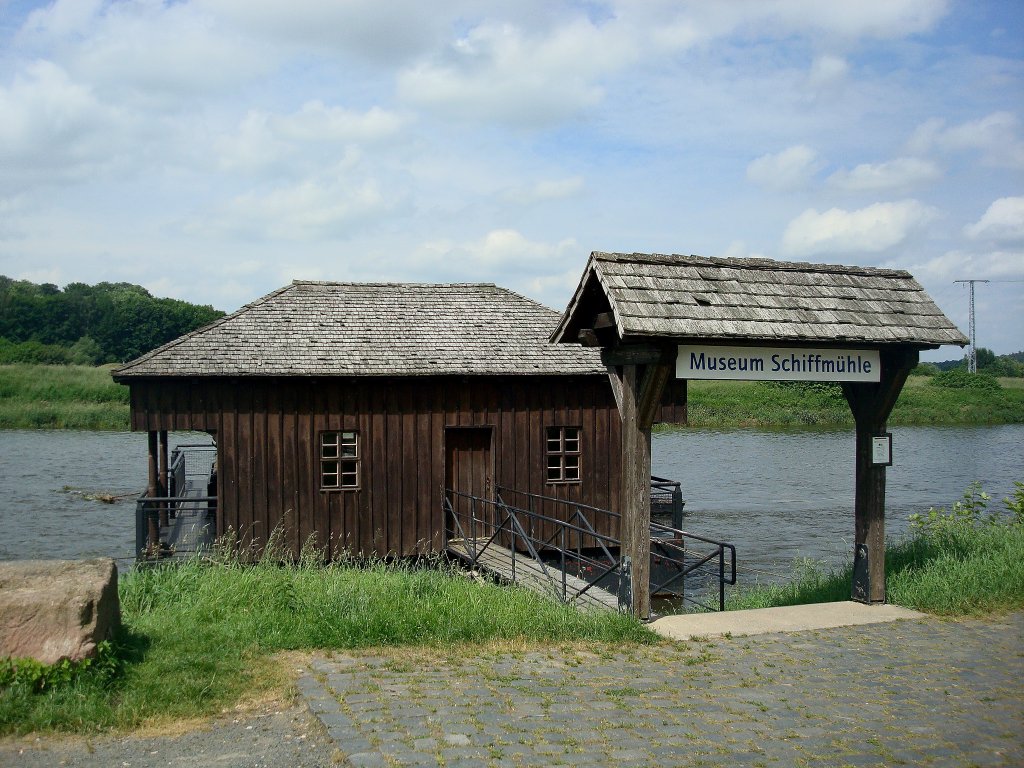 Schiffmhlen Museum an der Mulde bei Grimma,
zeigt die Arbeitsweise der frher an vielen Flssen verankerten Mhlen,
Juni 2010