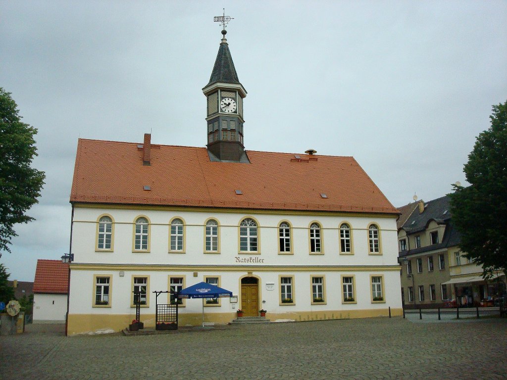 Schildau in Sachsen,
das Rathaus am Marktplatz wurde 1841 erbaut,
seit 1952 trgt die Stadt den Beinamen  Gneisenaustadt , 
Juni 2010