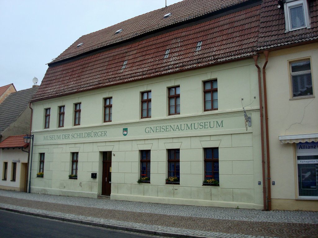 Schildau in Sachsen,
dem Feldherrn und Sohn der Stadt ist das Gneisenau Museum gewidmet,
im Haus befindet sich auch das Schildbrger Museum,
man msste sicherlich grozgig anbauen, wollte man die Schildbrgerstreiche unserer heutigen Politiker hier mit unterbringen,
Juni 2010