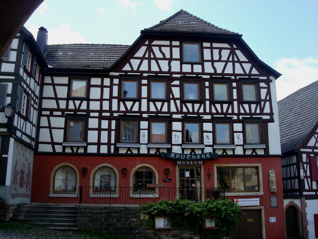 Schiltach im Schwarzwald,
das grte private Apothekenmuseum in Deutschland,
zeigt eine 165 Jahre alte komplette Apotheke,
Mai 2010