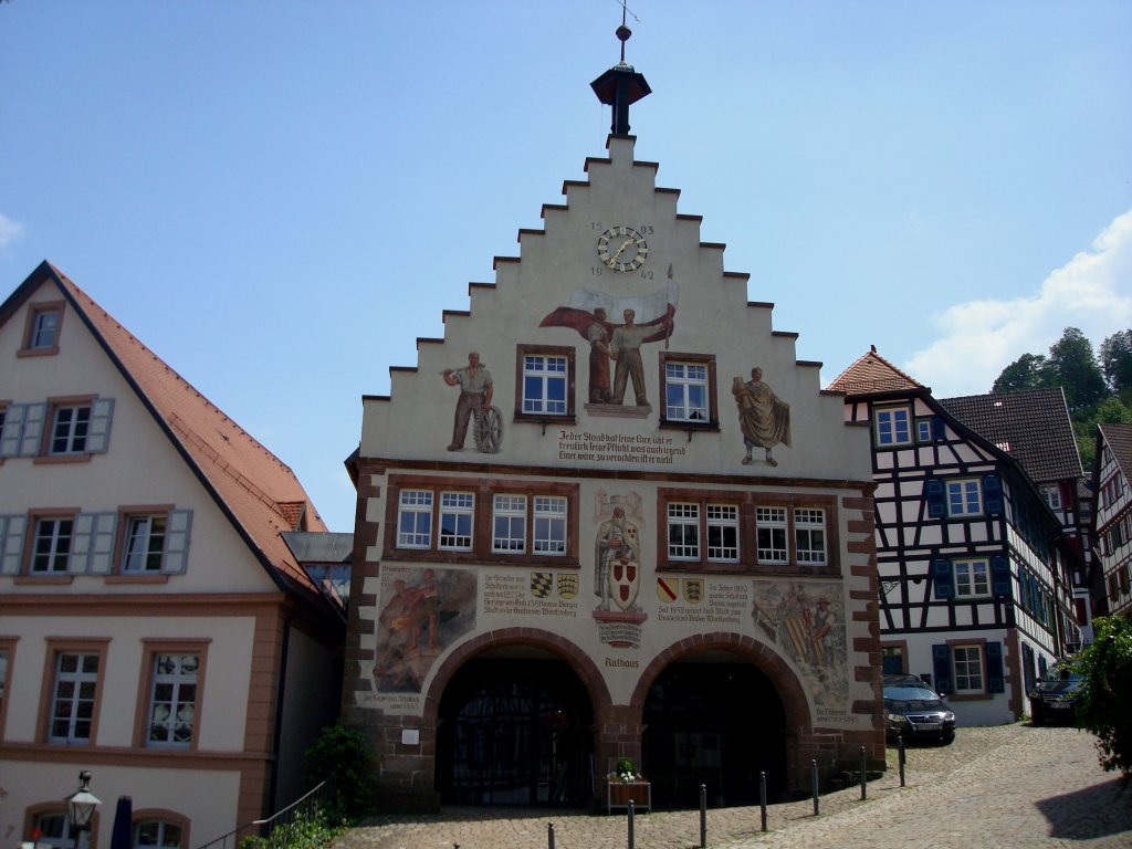 Schiltach im Schwarzwald,
das Rathaus mit Staffelgiebel stammt von 1593,
steht wie der ganze historische Marktplatz unter Denkmalschutz,
Juli 2010