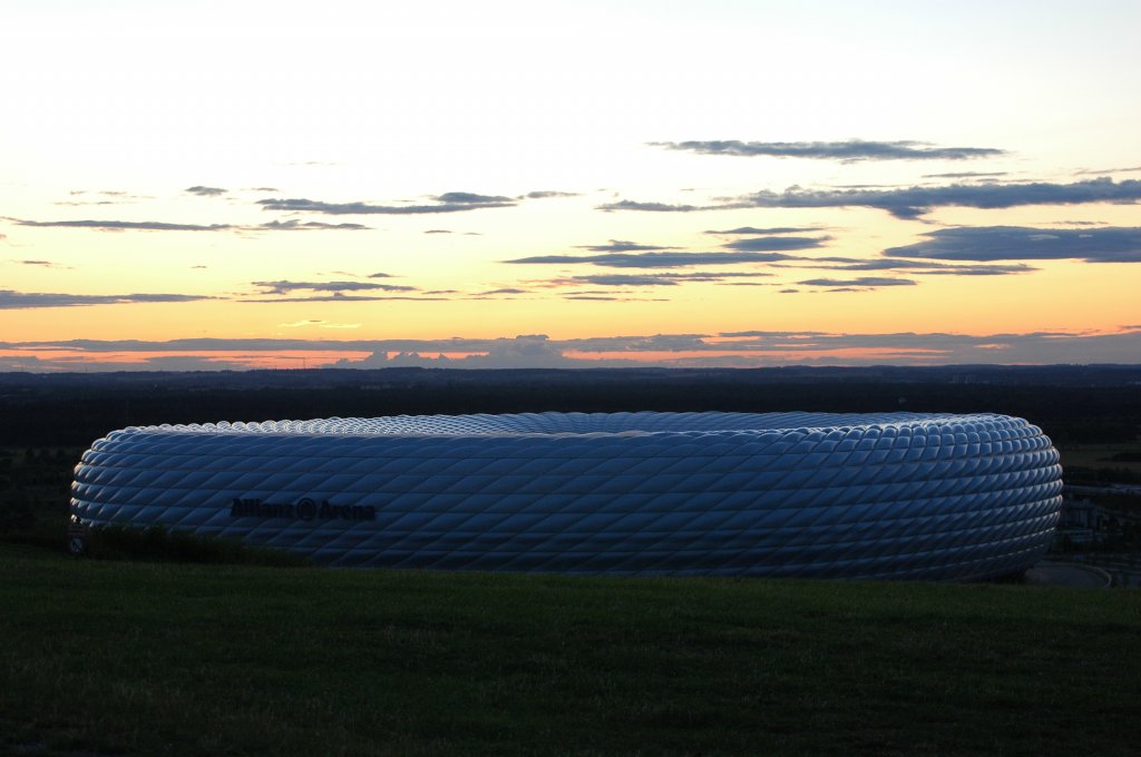 Schlauchboot? UFO? Nein, nur ein Fuballtempel (07/2007)