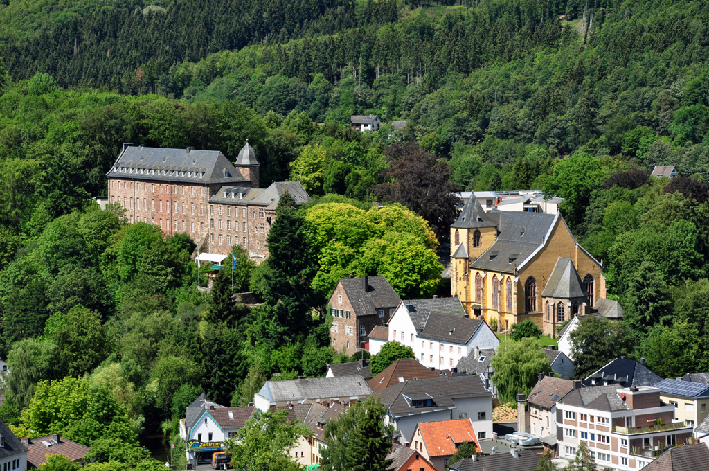 Schleiden in der Eifel (Kreis Euskirchen), Schlo und Pfarrkirche (St. Philippus und Jakobus) - 05.08.2011