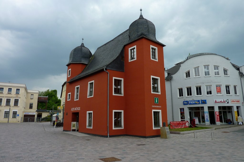 Schleiz, die Alte Münze auf dem Marktplatz, letzte reußische Münzstätte von 1678-81, Mai 2012