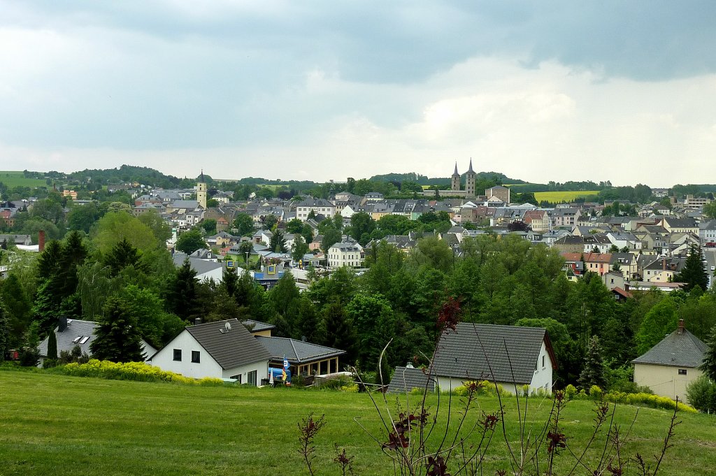 Schleiz, Blick auf die 9000 Einwohner zhlende Stadt, bekannt geworden durch die lteste Naturrennstrecke fr den Motorsport in Deutschland, das  Schleizer Dreieck , eingeweiht 1923, Mai 2012 