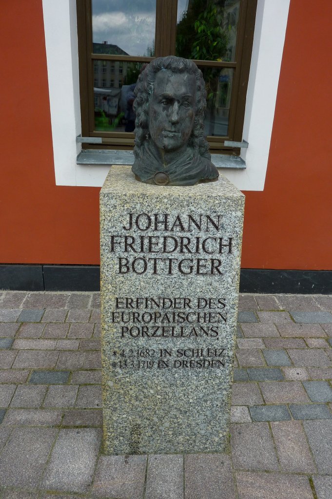 Schleiz, Denkmal für Johann Friedrich Böttger, Erfinder des europäischen Porzellans der 1682 in der Stadt geboren wurde, Mai 2012
