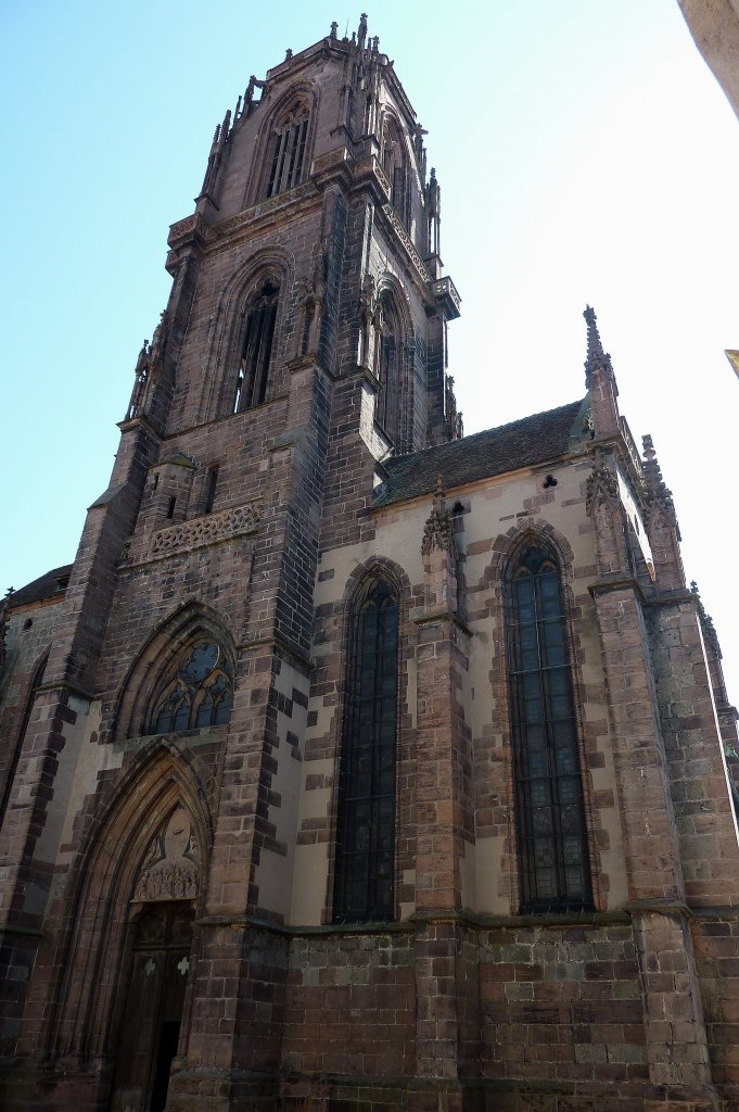 Schlettstadt im Elsa, der 60m hohe Fassadenturm der St.Georgs-Kirche, Mai 2011