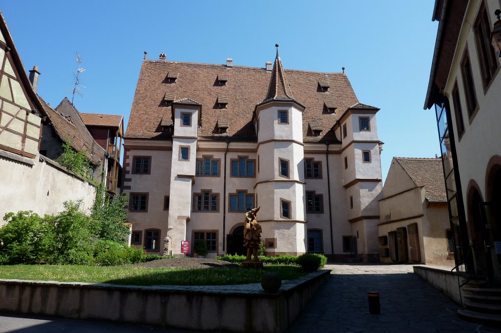 Schlettstadt im Elsa, der Prlatenhof, ein Beispiel fr frhe elsssische Renaisannce etwa um 1580, war die Stadtresidenz der ehemaligen Benediktiner von Ebersmnster, Mai 2011