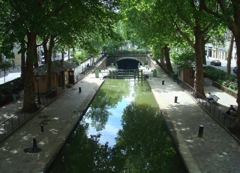 Schleuse am Canal St.-Martin im Pariser Nordwesten. Gleich dahinter verschwindet die Wasserstrae in einem Tunnel und kommt erst hinter der Place Bastille wieder an die Oberflche. 13.7.2010 