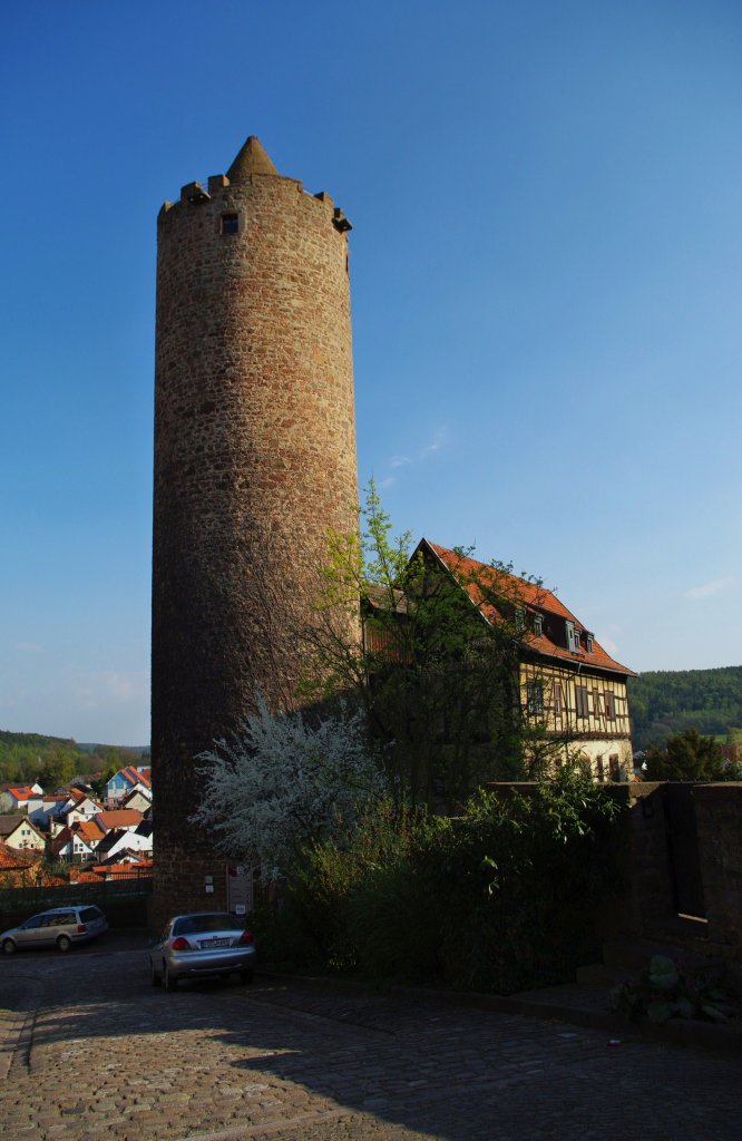 Schlitz, Hinterturm der Burg, erbaut im 14. Jahrhundert, 36 Meter hocher Bergfried mit darunterliegenden Verliesen, heute Aussichtturm mit Fahrstuhl (13.04.2009)