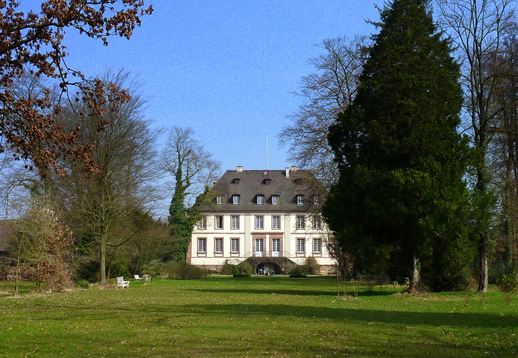 Schlo Neuershausen im Breisgau, die Gartenseite, der Adelssitz wurde 1781-83 erbaut, April 2013